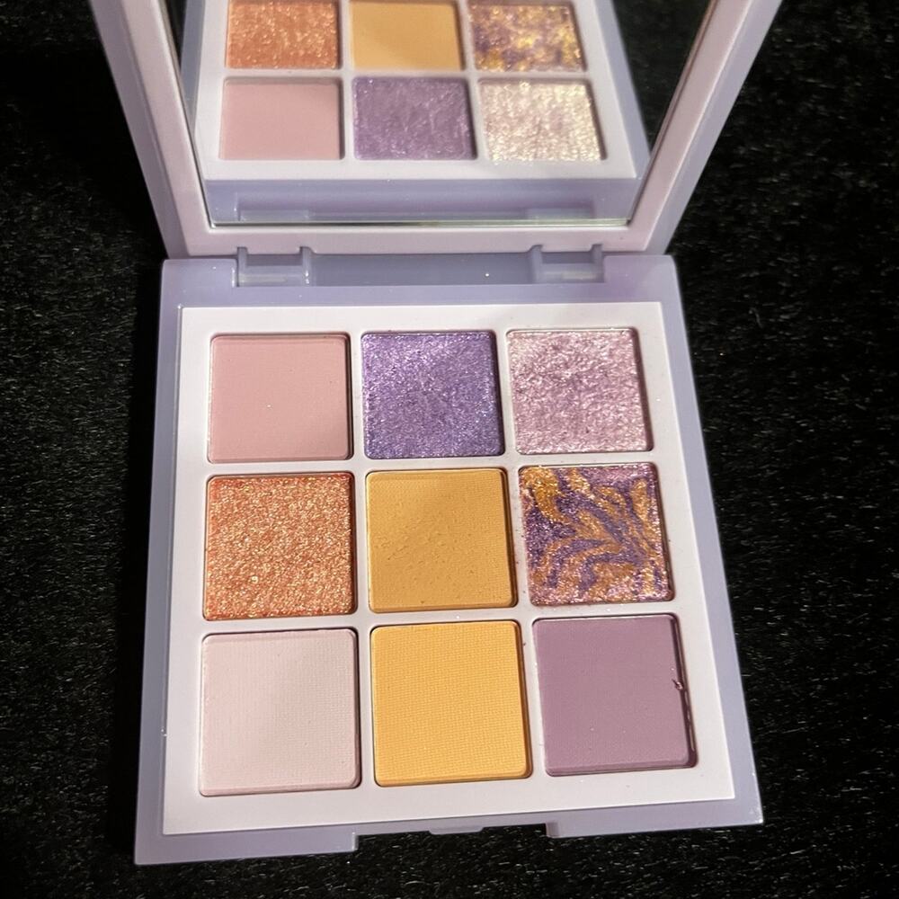 Huda beauty lilac pastels Eyeshadow Palette